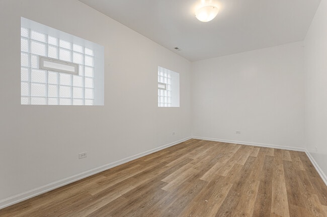 Foto del edificio - 3320 W Diversey Ave