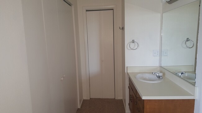Foto del edificio - 3 Bedroom, 1 Bathroom Twin Home Close to P...