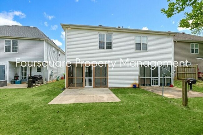 Building Photo - Townhome | Screened Back Porch | Back Pati...