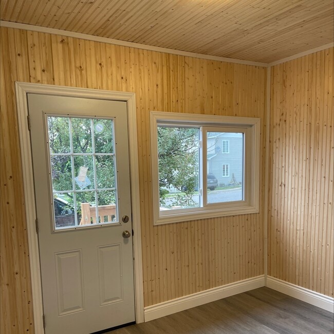 Building Photo - 2 Bed / 1 Bath Detached Home – $1,899 + Ut...