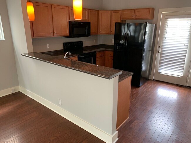 Foto del edificio - 2 Bedroom, 2.5 Bath 3 Story Condo with Bon...