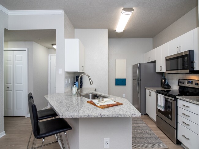 Cocina moderna - Lucerne at Lake Brandon Apartments