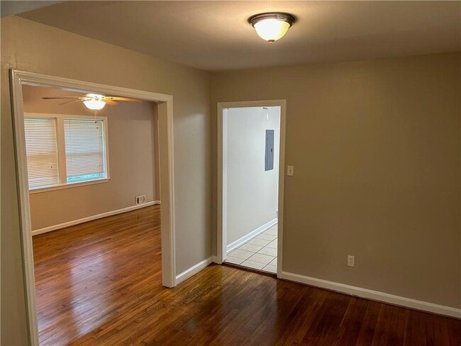 Building Photo - 3231 Pinehill Dr