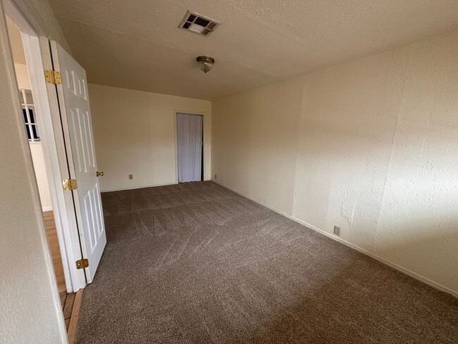 Building Photo - Updated 4 bedroom, 1 bath home in central ...