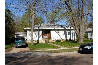 Building Photo - 208 S Oak St