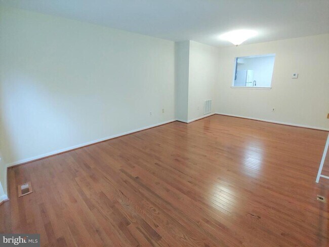 Foto del edificio - 1619 Howard Chapel Ct