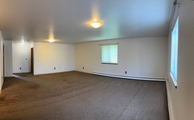 Amplios metros cuadrados en toda la casa, lo que crea un flujo cómodo desde la entrada hasta la sala de estar. - 2979 Badger Rd