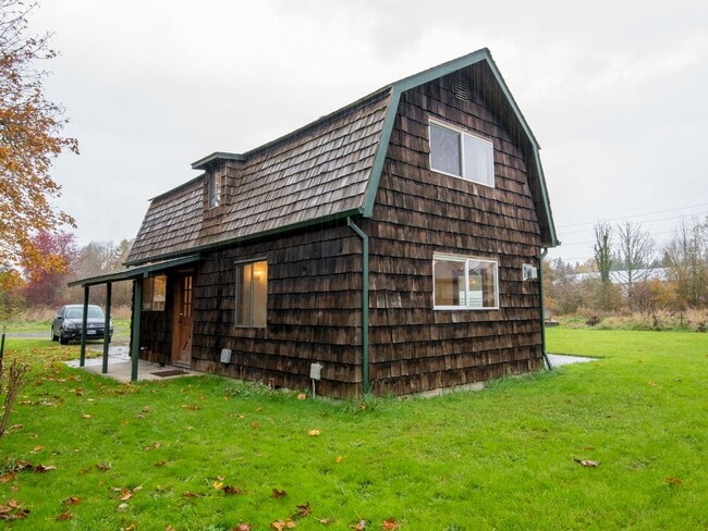 Adorable 2-bdrm/2-bath barn conversion home off River Road—Rural feel, close to everything - Adorable 2-bdrm/2-bath barn conversion home off River Road—Rural feel, close to everything