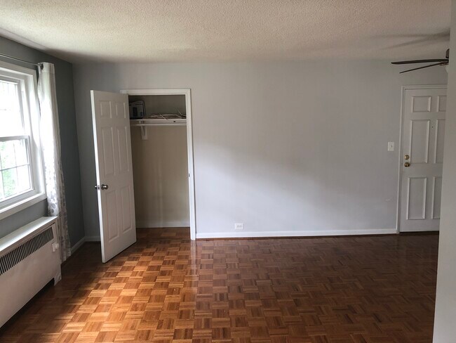 large living area - 4312 N Pershing Dr