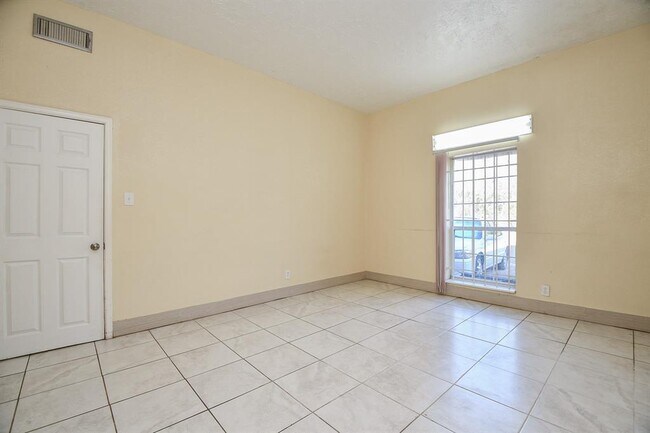Building Photo - 8250 Park Pl Blvd