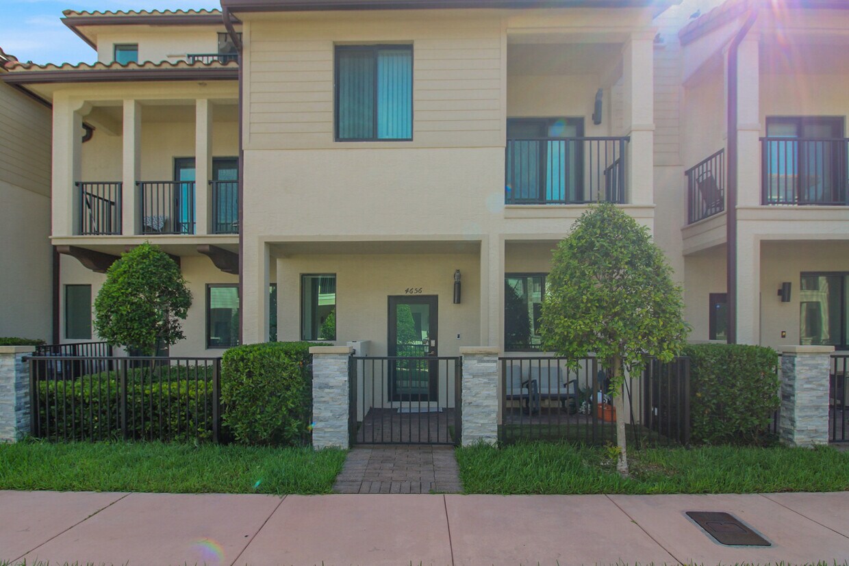 Foto principal - 4656 NW 83rd Path