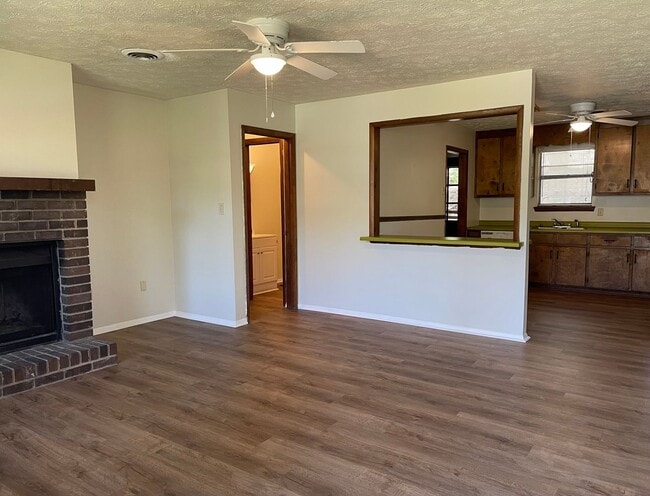 Foto del edificio - 2 bedroom 1 bath duplex is located off Whitehead Rd!