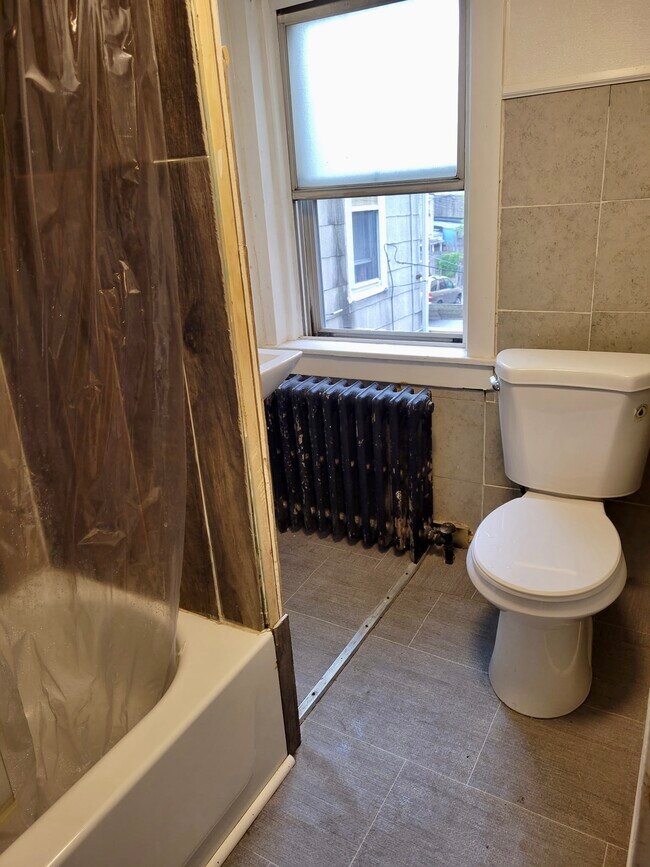 Baño - 332 S 11th St