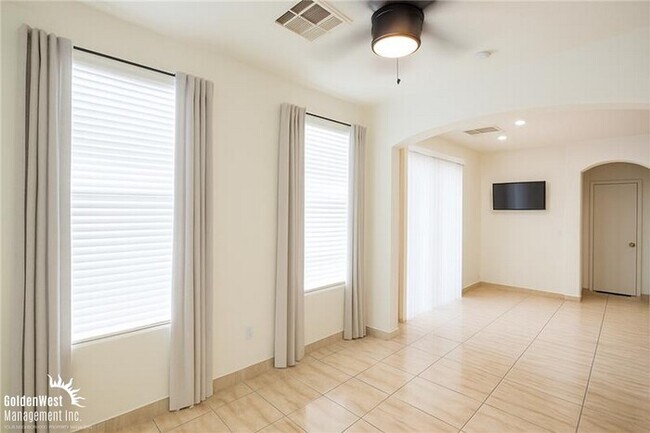 Foto del edificio - Gorgeous 3Bdm 2.5Ba Two-Story Home in Squire Village in a Gated Community!