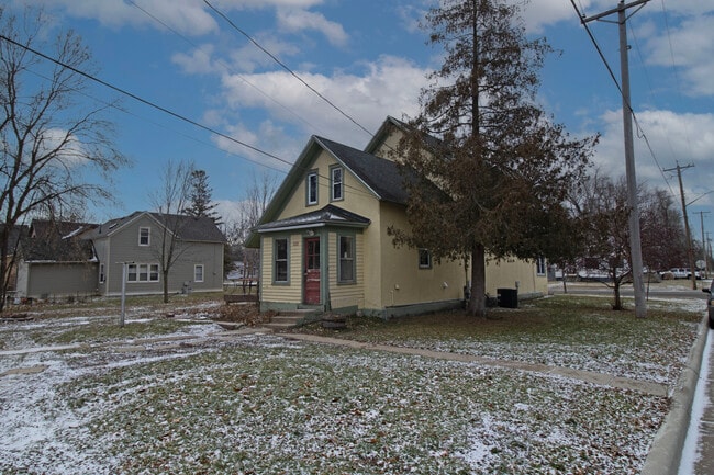 Building Photo - 828 10th Ave N