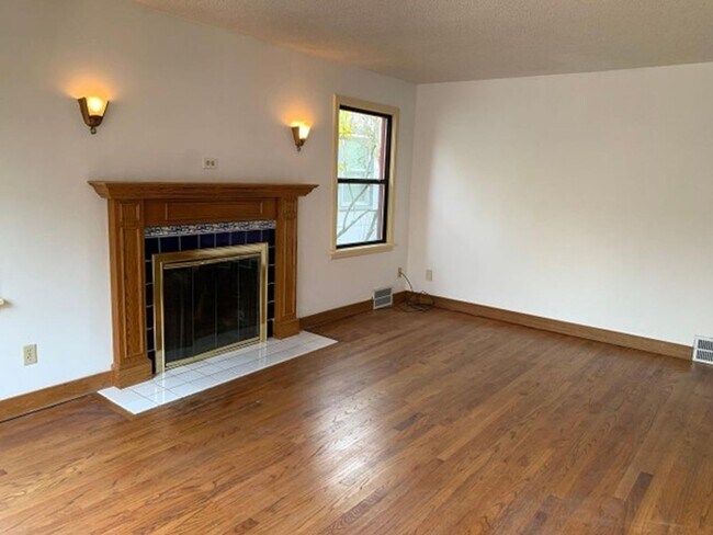 Building Photo - Spacious units unfurnished and furnished w...