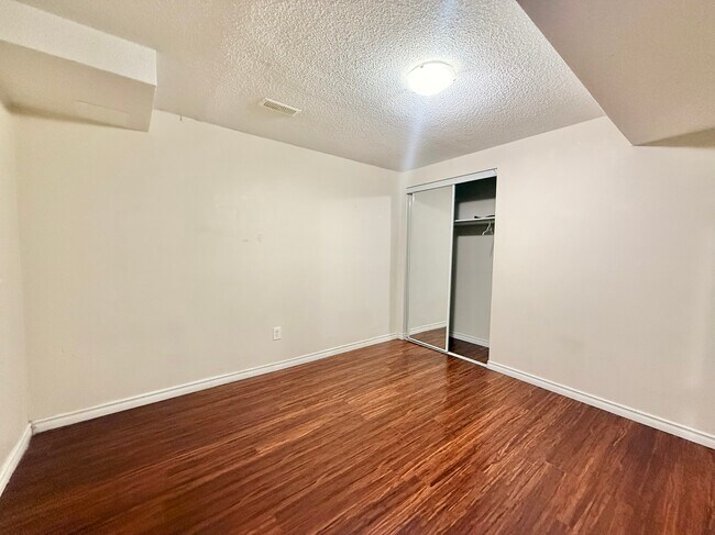 Photo du bâtiment - 2 BED - 1 BATH - MISSISSAUGA - BASEMENT
