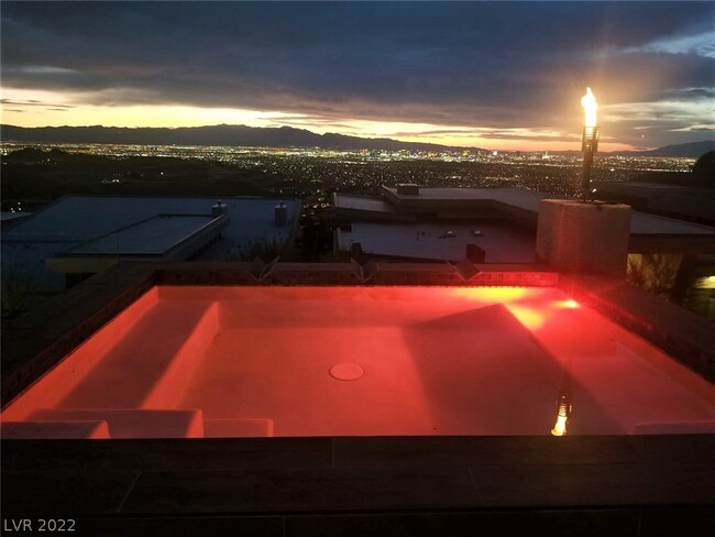 Foto del edificio - 665 Falcon Cliff Ct