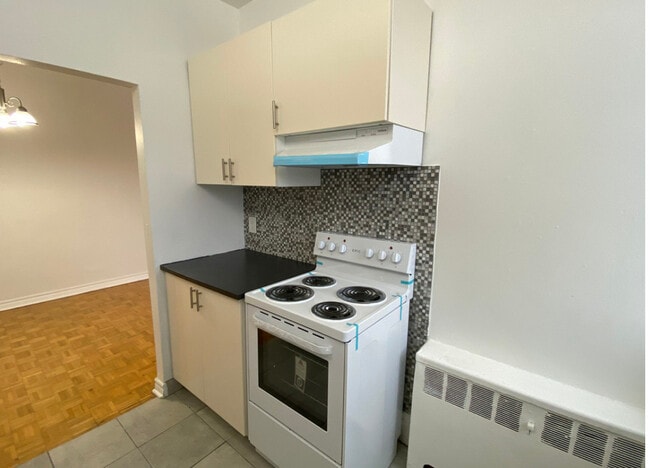 Building Photo - 36 Thorncliffe Park Dr