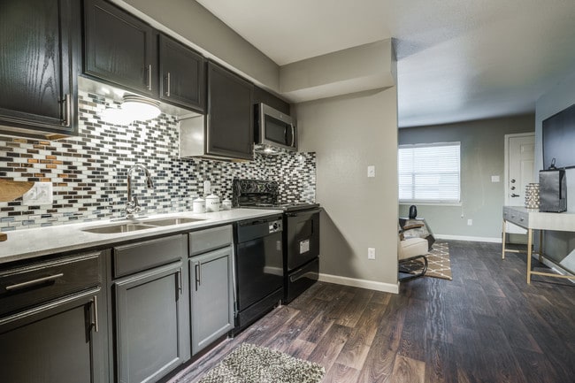 1BR, 1BA - 596SF - Kitchen - The Foundry