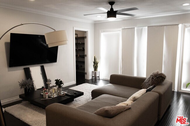 Foto del edificio - 5651 Windsor Way