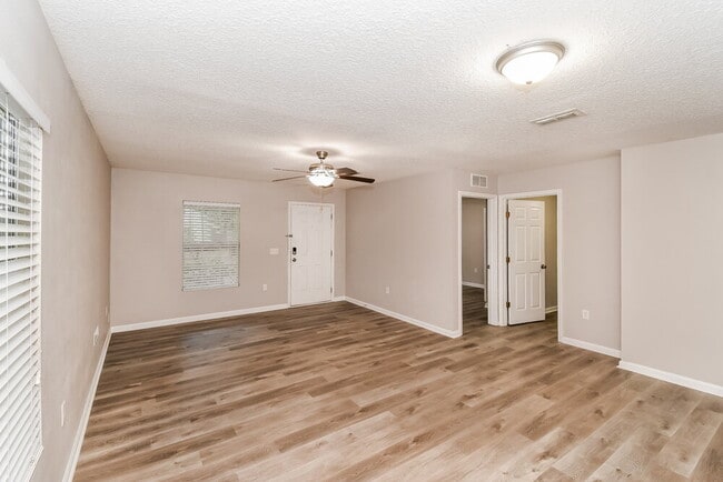 Building Photo - 2140 Thomas Ct