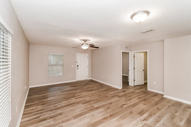 Foto del edificio - 2140 Thomas Ct