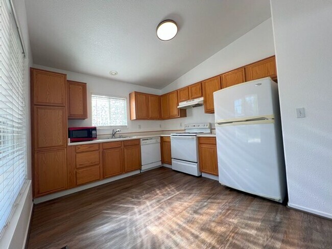 Building Photo - Refreshed Three Bedroom Cold Springs Home
