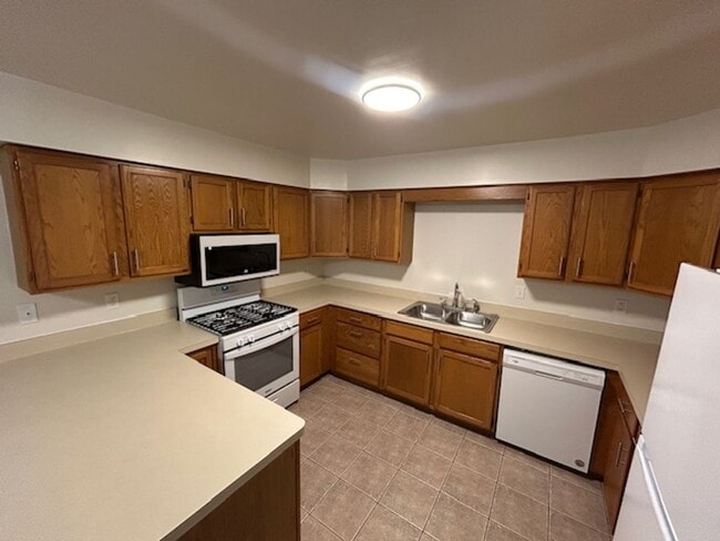 Building Photo - 2 bedroom, 1.5 bath Townhouse style apartment