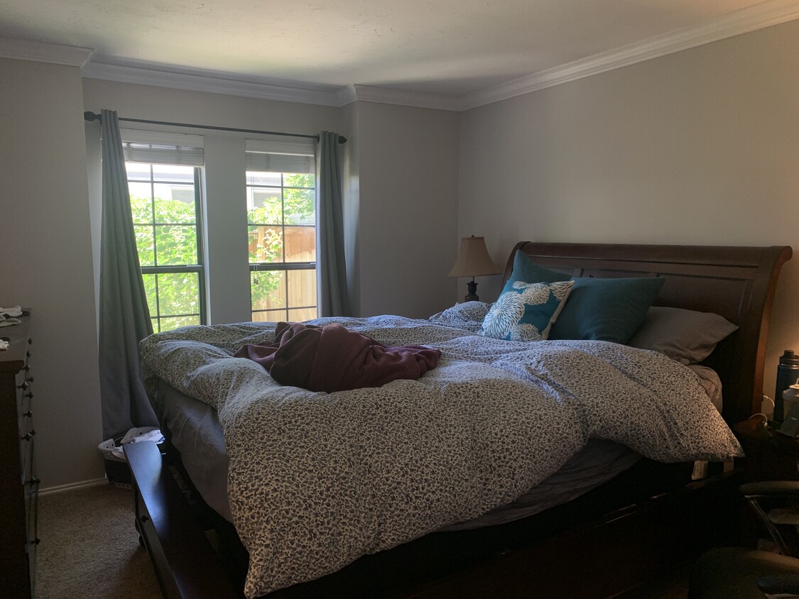 Spacious bedroom with two windows that can open - 717 E 5th Ave