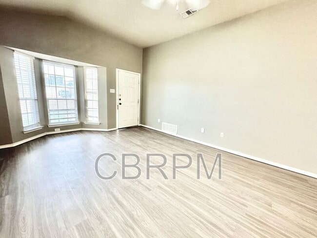 Building Photo - 3404 Oakridge Ave