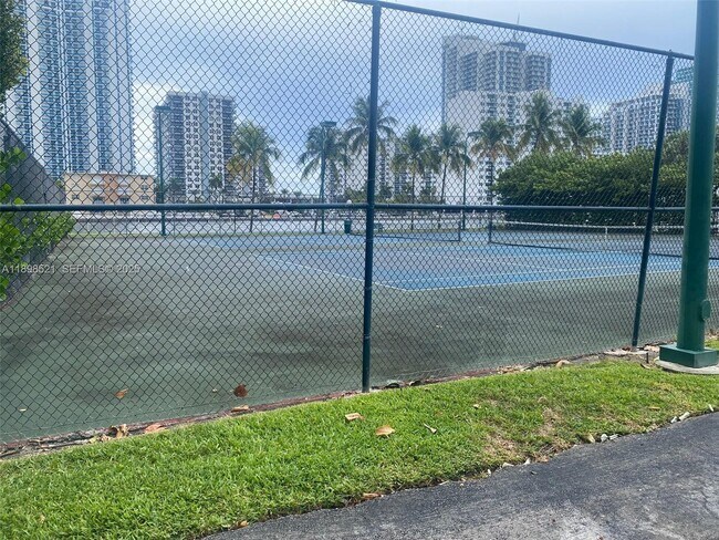 Foto del edificio - 1000 Parkview Dr