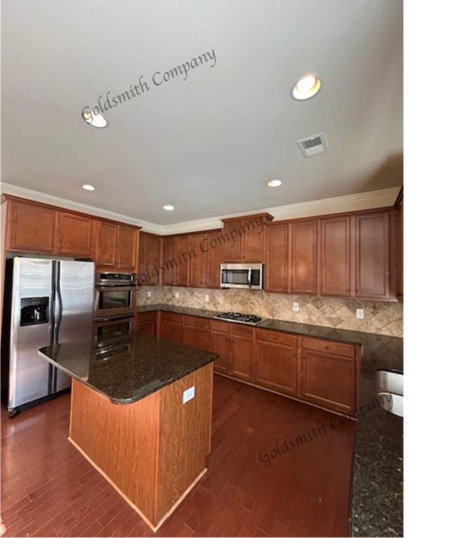 Building Photo - "Spacious 5-Bedroom Retreat with 4 Full Baths in Greenville - 3,400 Sq Ft of Comfort!"