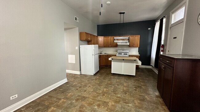 Building Photo - 521 E 46th Pl