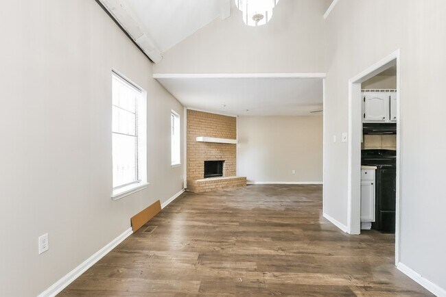 Building Photo - 4 Bedroom Beauty
