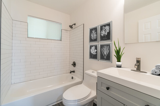 Baño - Midwood Roswell Apartments