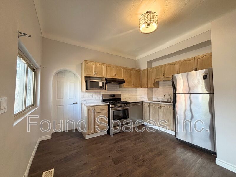 Primary Photo - 460 King William St