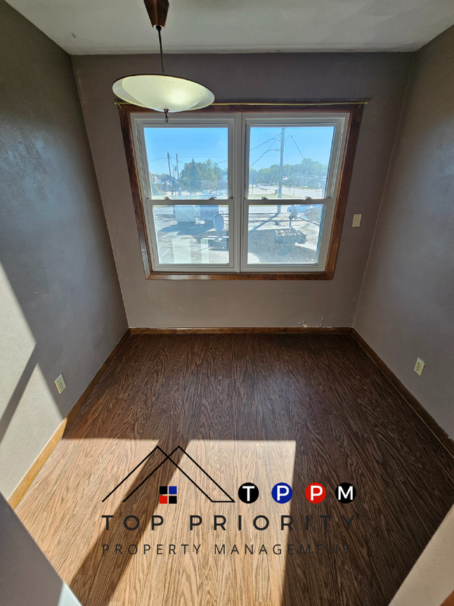 Building Photo - 2 Bedroom | 1 Bathroom Upper-Level Unit in...