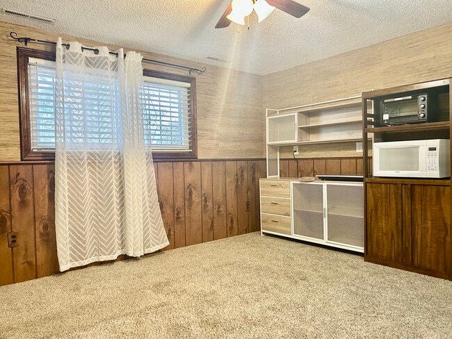 Building Photo - 5890 Del Paz Dr