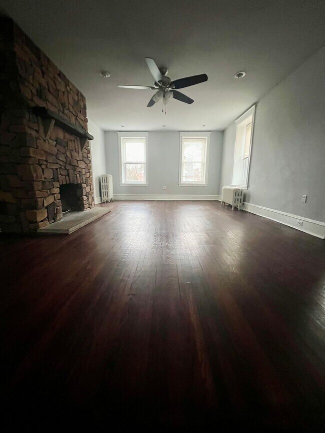 Building Photo - Gorgeous 3-Bedroom Apartment in Drexel Hil...