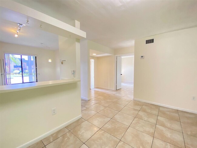 Foto del edificio - 8225 NW 191st St
