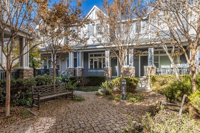 Building Photo - Excellent Townhouse Centrally Located