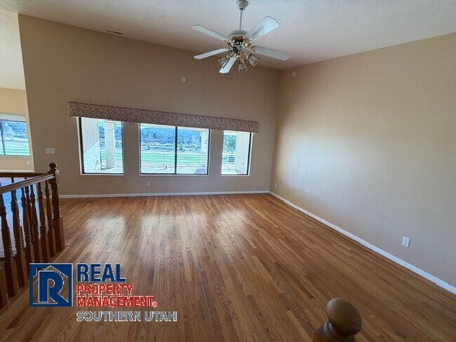 Foto del edificio - Golf Course Home