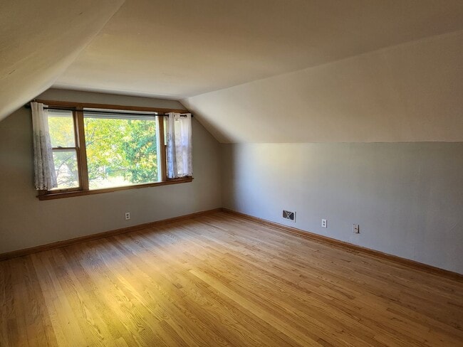 Building Photo - 2 bedroom upper