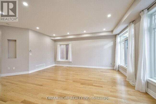 Building Photo - 290 Harbord St