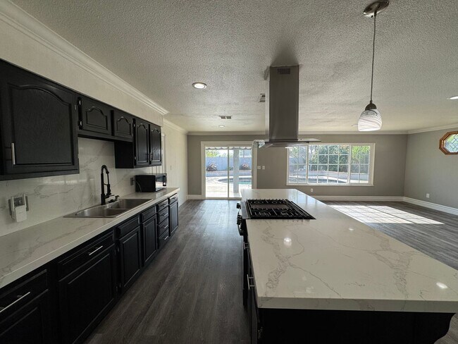 Foto del edificio - Beautiful 4Bd/2Ba Home w/Pool, Fully Fenced Large Backyard in Corona!