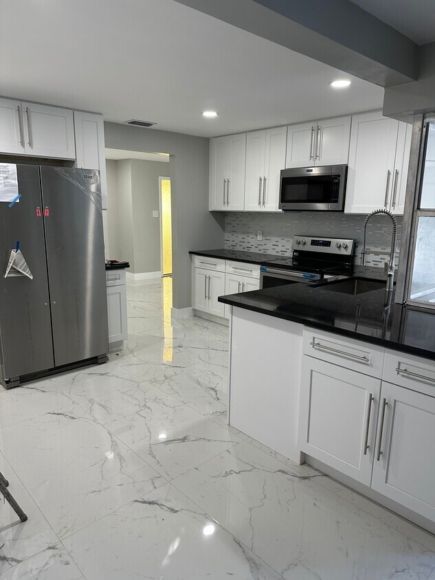 Foto principal - 6574 NW 3rd St