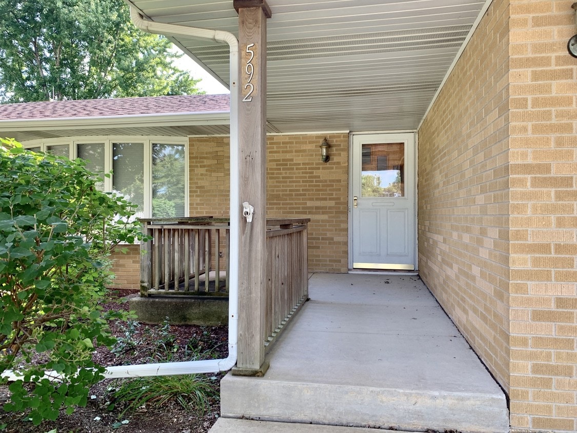 Primary Photo - 592 N Maple St