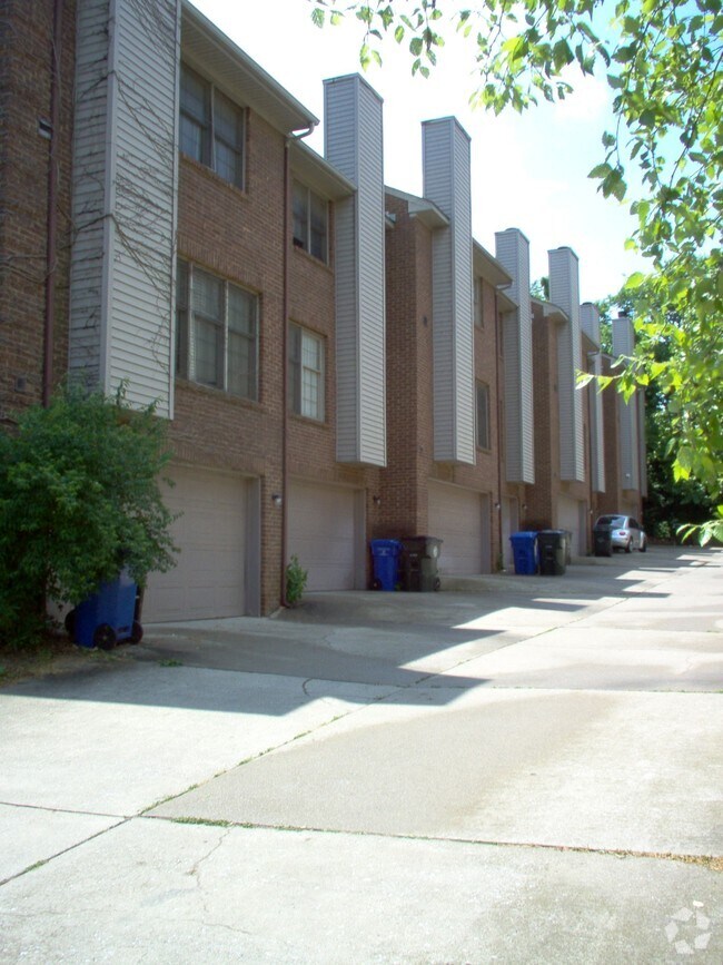 Foto del edificio - 309-313 Bainbridge Dr