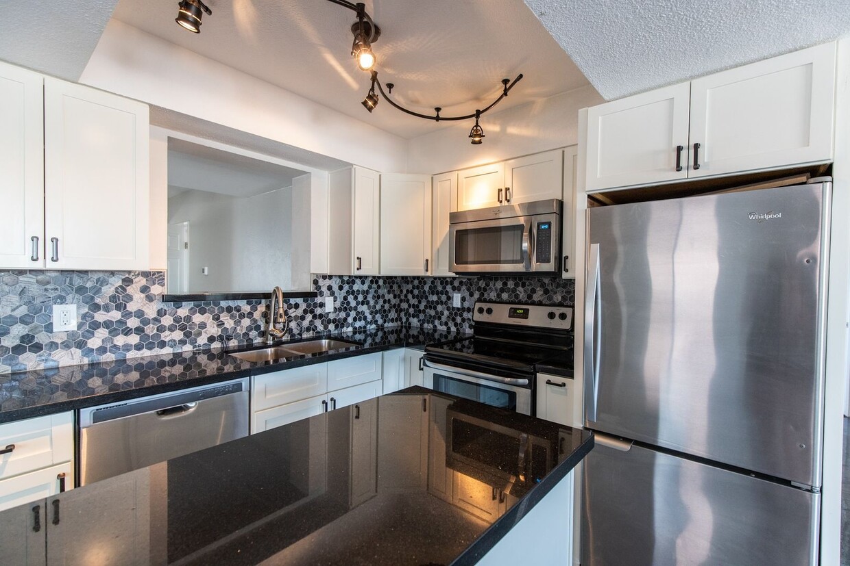 Foto principal - GORGEOUS, COMPLETELY REMODELED 5 BEDROOM, ...